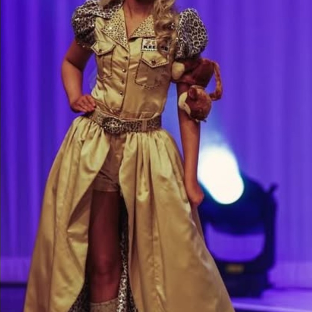Pageant Statewear- zookeeper Jumpsuit includes 7.5 boot, arm monkey, cape, & hat